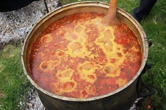 Καλογερική φασολάδα και άφθονο κρασί από τον "Πείρο"