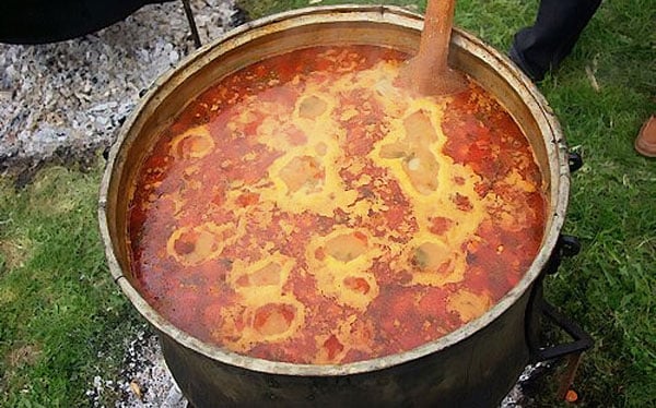 Καλογερική φασολάδα και άφθονο κρασί από τον "Πείρο"