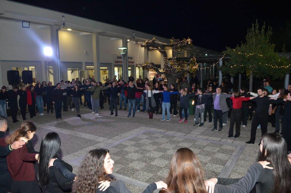 Το «πνεύμα» των Χριστουγέννων πήγε Ταραμπούρα ακολουθώντας τα… βήματα του χορού