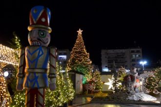 Άναψε το Χριστουγεννιάτικο δέντρο στην πλατεία Γεωργίου - Σε λειτουργία το χριστουγεννιάτικο χωριό (ΦΩΤΟ)