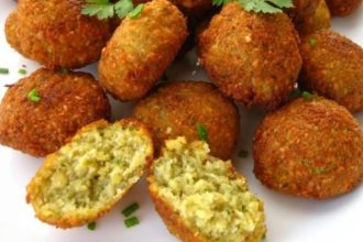 Κεφτεδάκια φάβας με σάλτσα ντομάτας και κάππαρης!