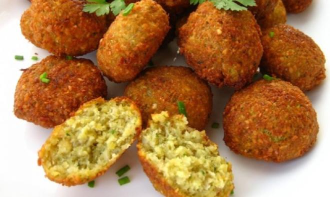 Κεφτεδάκια φάβας με σάλτσα ντομάτας και κάππαρης!