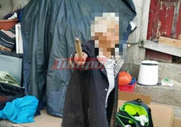 Πάτρα: Γυναίκα που έχει καταλάβει πεζοδρόμιο επιτίθεται με γκλοπ σε πεζούς! (ΦΩΤΟ)