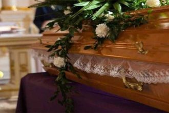 Απίστευτο: 20χρονος εισέβαλε σε κηδεία και χόρευε πάνω από το φέρετρο