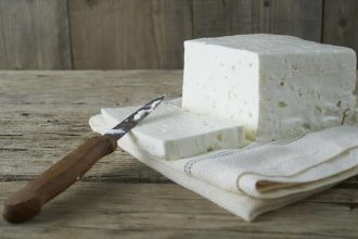 Φτιάξε μόνη σου άλμη για να διατηρήσεις τη φέτα - Σε 3 λεπτά με δύο απλά υλικά