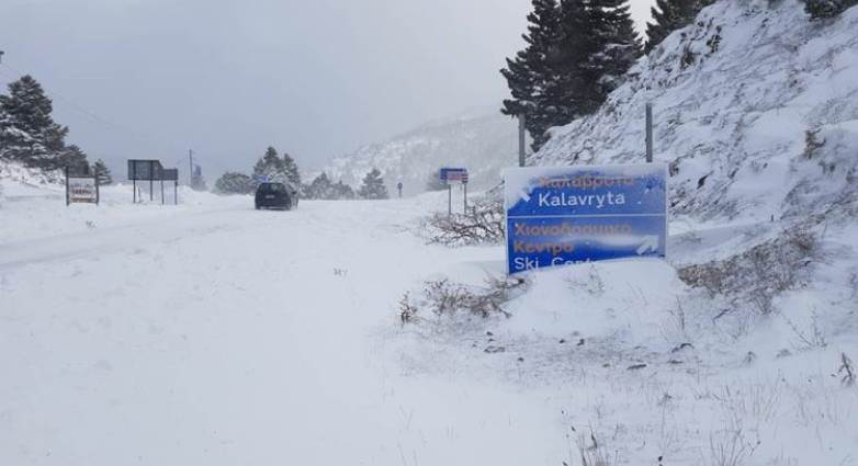 Καλάβρυτα: Υποχρεωτικές οι αντιολισθητικές αλυσίδες προς το χιονοδρομικό κέντρο και σε πολλούς δρόμους της περιοχής