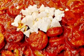 Σπετσοφάι με λουκάνικο και πιπεριές