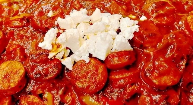 Σπετσοφάι με λουκάνικο και πιπεριές