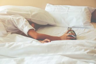 Λιγότερες από πέντε ώρες ύπνου «βαραίνουν» την καρδιά