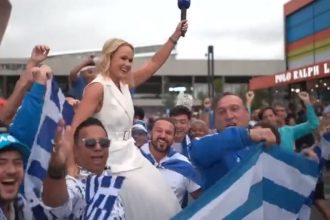 Τσιτσιπάς – Τζόκοβιτς: Οι Έλληνες φίλαθλοι σήκωσαν στα χέρια δημοσιογράφο