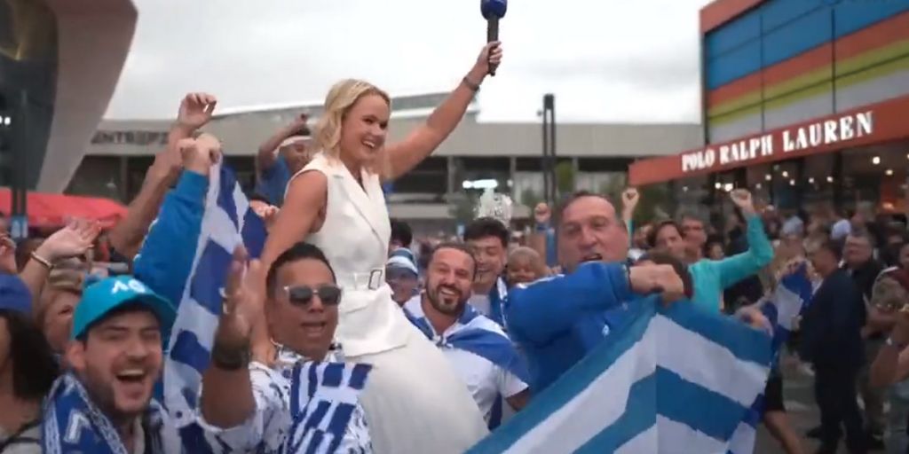 Τσιτσιπάς – Τζόκοβιτς: Οι Έλληνες φίλαθλοι σήκωσαν στα χέρια δημοσιογράφο