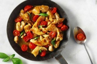 Φιλετάκια κοτόπουλου με ντοματίνια και βασιλικό