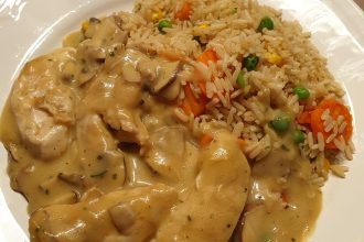 Φιλέτο κοτόπουλο αλά κρεμ με μανιτάρια και καστανό ρύζι