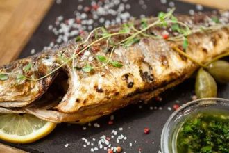 To μυστικό για να μην κολλάει το ψάρι στη σχάρα όταν το ψήνετε - BINTEO