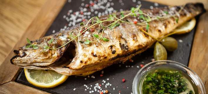 To μυστικό για να μην κολλάει το ψάρι στη σχάρα όταν το ψήνετε - BINTEO