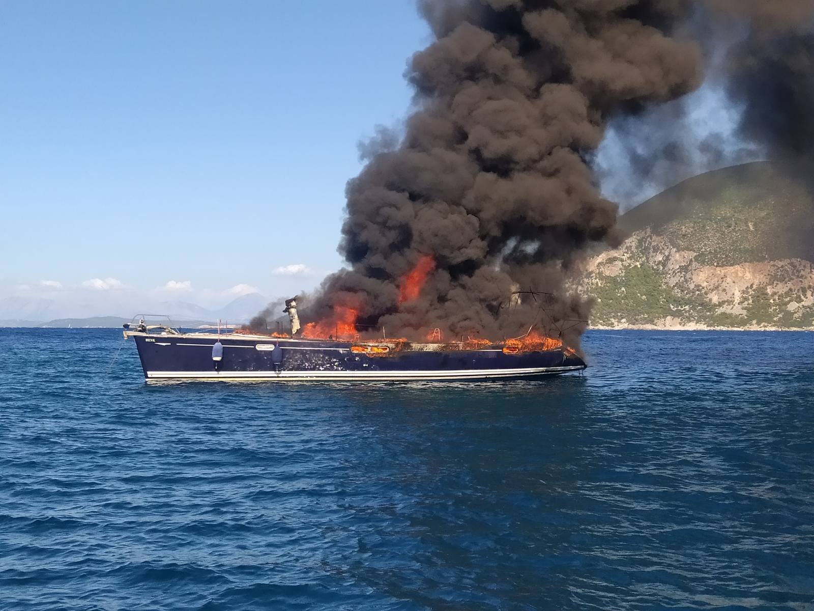 Βυθίστηκε το σκάφος που είχε πάρει φωτιά στο Φισκάρδο Κεφαλονιάς