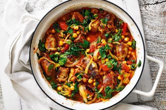 Ρεβίθια γιαχνί με λουκάνικο