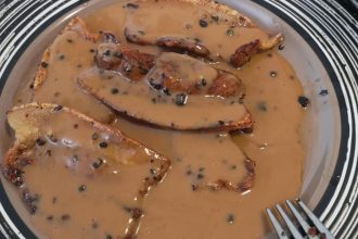 Flan steak: Πανσέτες με σως πιπεριών