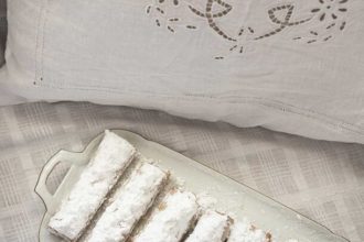 Φλογέρες από φύλλο κρούστας γεμιστές με λουκούμια και καρύδι