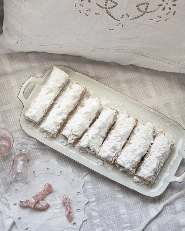 Φλογέρες από φύλλο κρούστας γεμιστές με λουκούμια και καρύδι