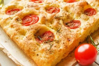 Συνταγή για φοκάτσια με τοματίνια, δενδρολίβανο και φιστίκια Αιγίνης