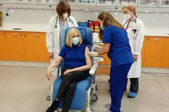 Εμβολιάστηκε η Φ. Γεννηματά- «Με το εμβόλιο η ελπίδα επιστρέφει»