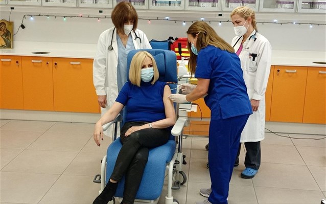 Εμβολιάστηκε η Φ. Γεννηματά- «Με το εμβόλιο η ελπίδα επιστρέφει»