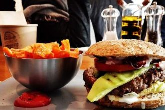 Μεσημεριανό συναπάντημα της Κοινο_Τοπίας μετά μουσικής και φαγητού