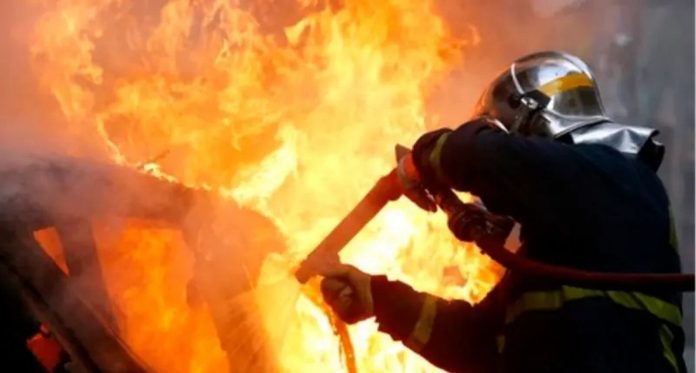 Πάτρα: Tέσσερα οχήματα στις φλόγες τα ξημερώματα - Επίθεση με εύφλεκτο υγρό-Τα τρία ανήκουν σε γνωστό άνδρα της νύχτας