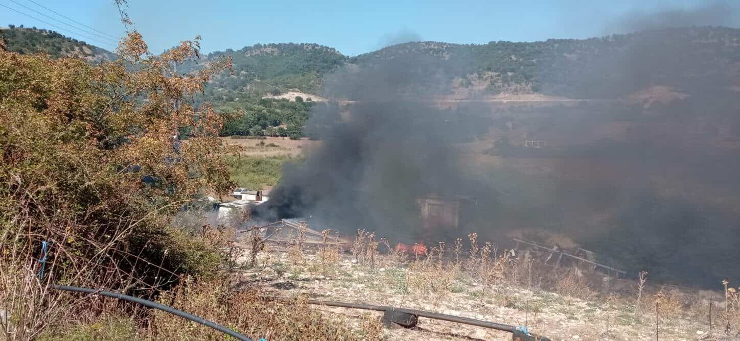 Κινητοποίηση της Πυροσβεστικής για πυρκαγιά σε αποθήκη στο Λουτράκι Κατούνας (ΦΩΤΟ)