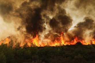 Δικηγόρος εύχεται στα social media να καεί η Εκάλη – Παραπέμπεται στο Πειθαρχικό του ΔΣΑ