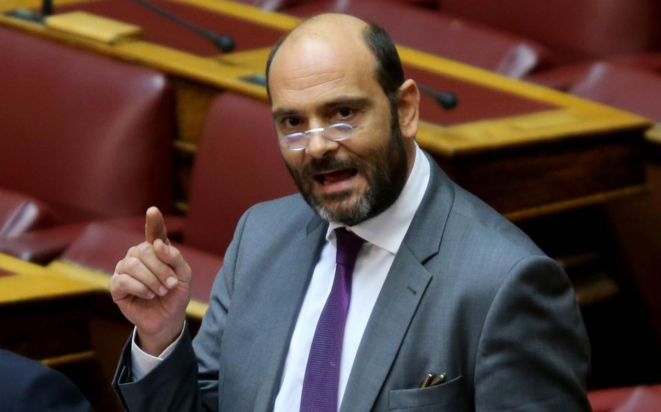 Καυγάς για τη μάσκα μεταξύ Φωτήλα-Φίλη