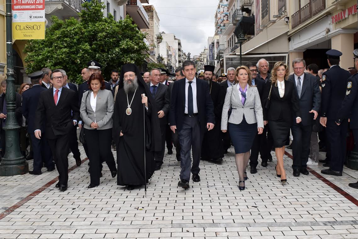 Η Φωτίου στην Πάτρα με ... παντελόνι και στυλ εκδρομικό!