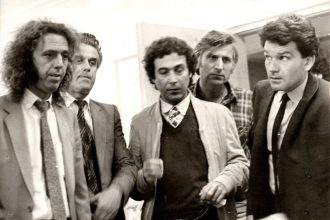 Η ασπρόμαυρη αδημοσίευτη φωτογραφία του Κούγια με τον Κόκοτα και τον Βοσκόπουλο στα νιάτα τους