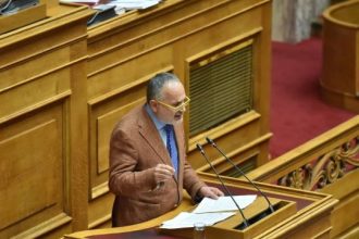 Βουλευτής του ΚΙΝΑΛ έχει κορονοϊό παρόλο που εμβολιάστηκε