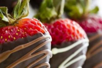 Φράουλες βουτηγμένες σε σοκολάτα