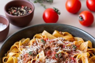 Φρέσκες ταλιατέλες με μοσχαράκι ραγού