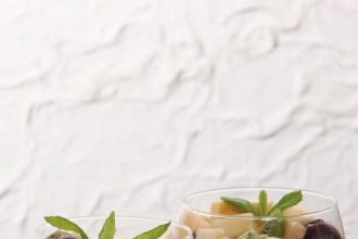 Εξωτική φρουτοσαλάτα με μέλι και αμύγδαλα