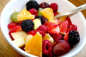 Φρουτοσαλάτα με γκρέιπφρουτ και βατόμουρο