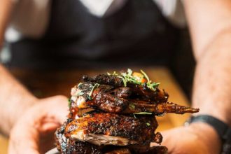 Φτερούγες κοτόπουλου στη σχάρα γλασαρισμένες με σκορδάτη fish sauce