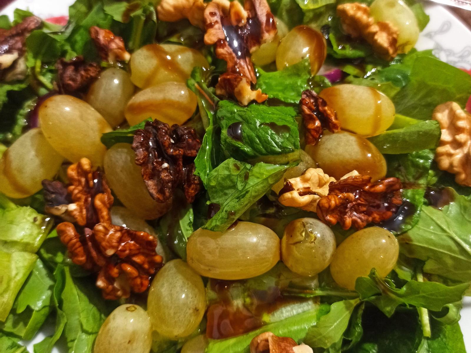 Φθινοπωρινή σαλάτα με σταφύλι