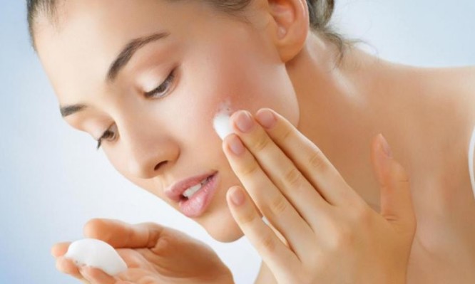 Κρέμα με φυσικά υλικά για σπυράκια και ραγάδες