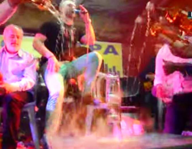 Αχαΐα: Το έκαψαν σε πανηγύρι - Έριχναν ουίσκι και άναψαν φωτιά στην πίστα - ΒΙΝΤΕΟ