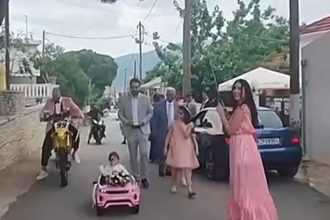 Εκλογές 2023 - Πάτρα: Γαμήλιο «πάρτι» έξω από εκλογικό κέντρο - Πήγαν να ψηφίσουν και μετά παντρεύτηκαν (ΦΩΤΟ)