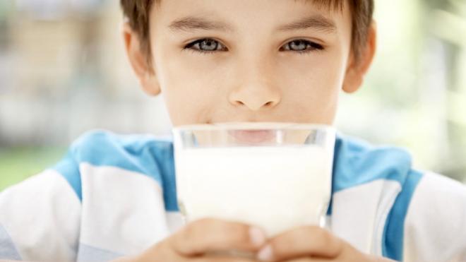Τα παιδιά που πίνουν γάλα φυτικής προέλευσης γίνονται πιο κοντά