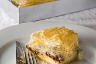 Γαλακτομπούρεκο με κομμάτια σοκολάτας και πορτοκάλι