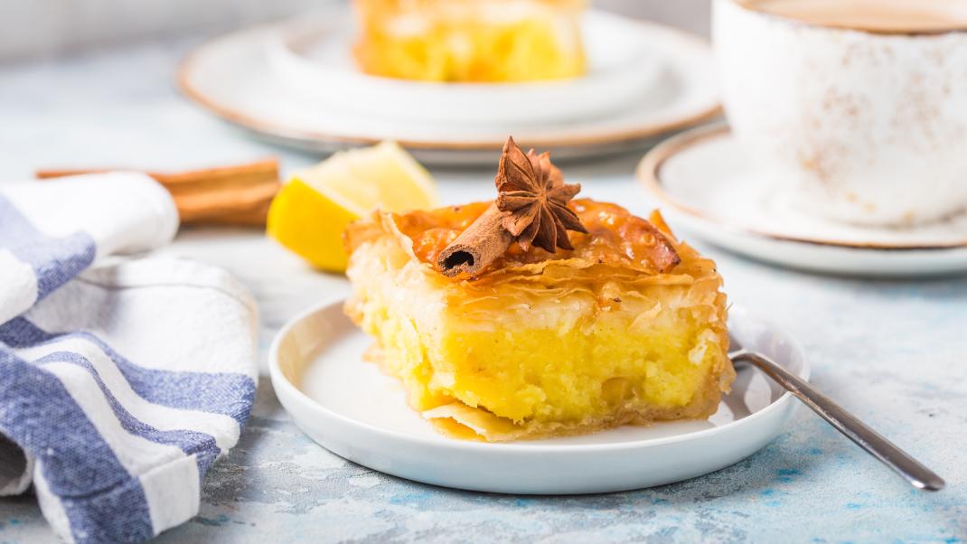 Παραδοσιακό τραγανό γαλακτομπούρεκο με αφράτη κρέμα και σιρόπι λεμονιού