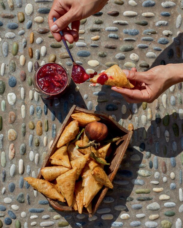 Γαλατοπιτάκια τηγανητά με γλυκό κουταλιού φράουλα