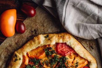 Σπιτική γκαλέτα με ντομάτα, γραβιέρα και πάστα ελιάς