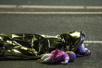 Η συγκλονιστκή φωτογραφία με το νεκρό παιδί στη Γαλλία που κάνει το γύρο του κόσμου!